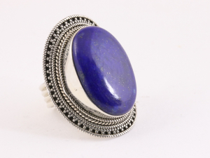 23089 Zware bewerkte zilveren ring met grote lapis lazuli steen 