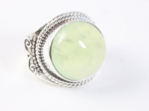 24671 Zware bewerkte zilveren ring met prehniet