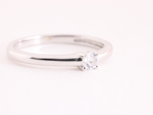 23114 Fijne hoogglans zilveren ring met bergkristal