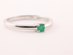 23115 Fijne hoogglans zilveren ring met smaragd