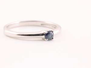 23119 Fijne hoogglans zilveren ring met blauwe saffier