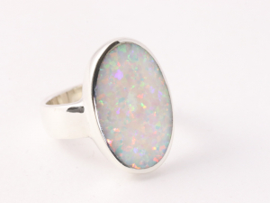 23125 Ovale hoogglans zilveren ring met welo opaal