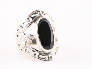 23135 Opengewerkte zilveren ring met onyx 