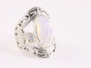 23136 Opengewerkte zilveren ring met vuuropaal 