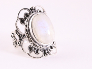 23176 Opengewerkte zilveren ring met regenboog maansteen