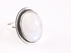 23240 Ovale zilveren ring met regenboog maansteen