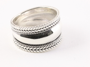 23257 Brede hoogglans zilveren ring met kabelpatronen