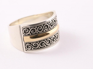 20817 Traditionele bewerkte zilveren ring met 18k gouden band