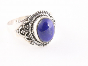 23282 Bewerkte zilveren ring met lapis lazuli