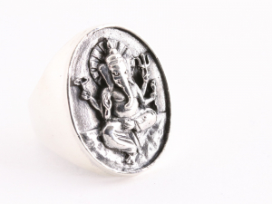 23317 Zware ovale zilveren zegelring met Ganesha