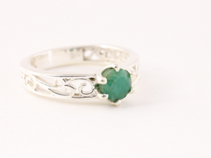 23342 Fijne opengewerkte zilveren ring met smaragd