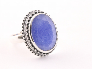 23347 Zware bewerkte zilveren ring met blauwe saffier
