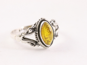 23353 Fijne bewerkte zilveren ring met amber