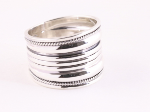 23357 Brede hoogglans zilveren ring met ribbels