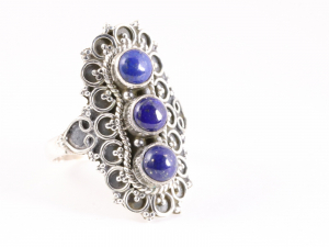23371 Bewerkte zilveren ring met 3 lapis lazuli stenen