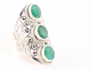 23400 Langwerpige opengewerkte zilveren ring met smaragd 