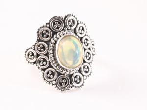 23402 Bewerkte zilveren ring met Ethiopische opaal