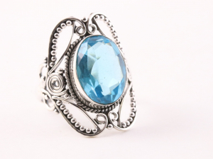23412 Opengewerkte zilveren ring met blauwe topaas