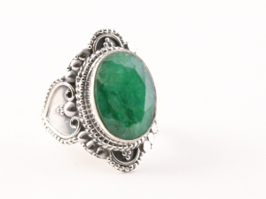 23415 Bewerkte zilveren ring met smaragd