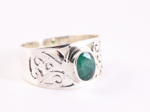 23462 Opengewerkte zilveren ring met smaragd