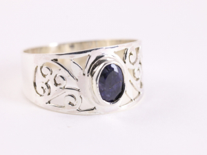 23463 Opengewerkte zilveren ring met blauwe saffier