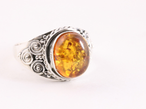 23481 Bewerkte zilveren ring met amber