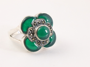 23485 Bloemvormige zilveren ring met groene agaat en marcasiet