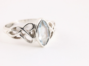 23502 Fijne opengewerkte zilveren ring met blauwe topaas