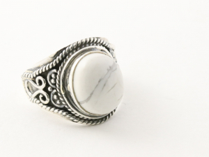 23510 Bewerkte zilveren ring met howliet
