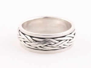 23535 Zware zilveren ring met vlechtmotief