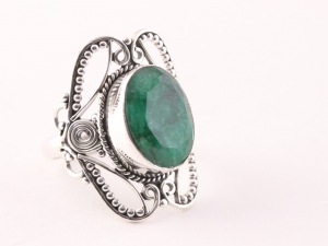 23554 Opengewerkte zilveren ring met smaragd