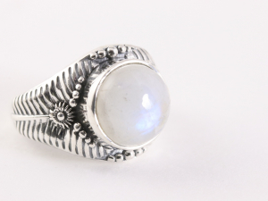 23560 Zware bewerkte zilveren ring met regenboog maansteen