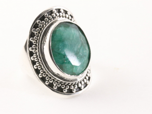 23603 Bewerkte zilveren ring met smaragd 