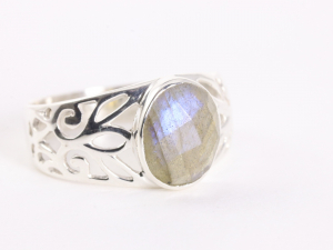 23617 Opengewerkte zilveren ring met gefacetteerde labradoriet