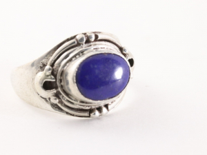 23627 Bewerkte zilveren ring met lapis lazuli