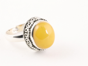 23629 Traditionele bewerkte zilveren ring met gele amber