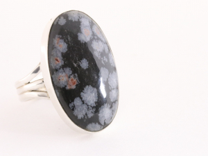 23640 Grote ovale zilveren ring met sneeuwvlok obsidiaan