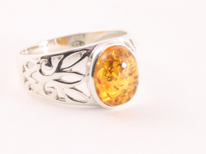 23644 Opengewerkte zilveren ring met amber
