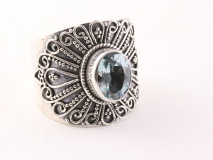 23647 Traditionele bewerkte zilveren ring met blauwe topaas