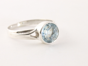 23653 Zilveren ring met blauwe topaas
