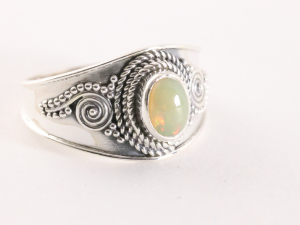 23660 Bewerkte zilveren ring met Ethiopische opaal