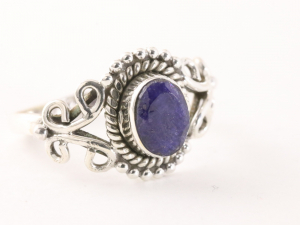23662 Fijne bewerkte zilveren ring met blauwe saffier