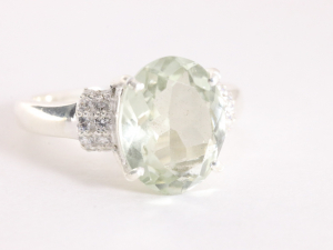 23669 Hoogglans zilveren ring met groene amethist en witte topaas