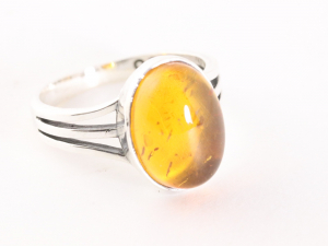 23696 Opengewerkte zilveren ring met amber 