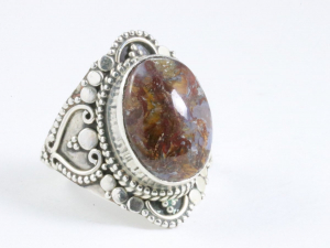 24509 Bewerkte zilveren ring met pietersiet - maat 17.5