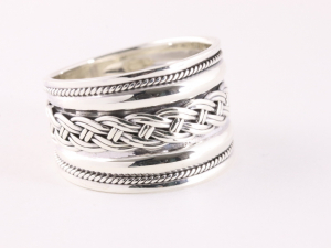 23705 Brede zilveren ring met vlechtmotief en kabelpatronen