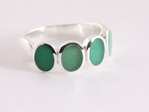 23814 Hoogglans zilveren ring met groene agaat