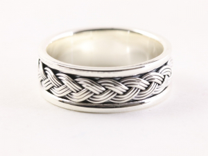 23826 Zware zilveren ring met vlechtmotief 
