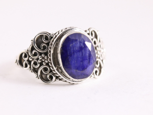 23851 Bewerkte zilveren ring met blauwe saffier