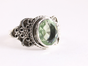 23852 Bewerkte zilveren ring met groene amethist